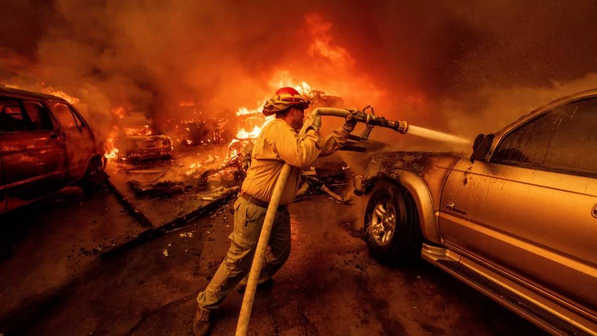 Los Angeles yangını tamamen kontrol dışı: 180 bin kişiye tahliye emri!